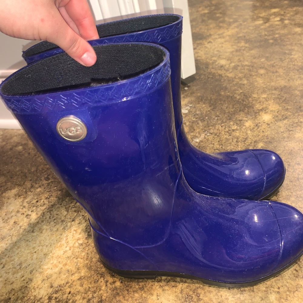 UGG Rainboots with FUR in the bottom! Size 6